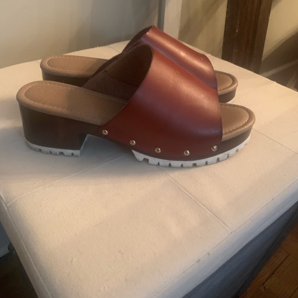 Slide cute with anything casual! - Picture 2 of 3